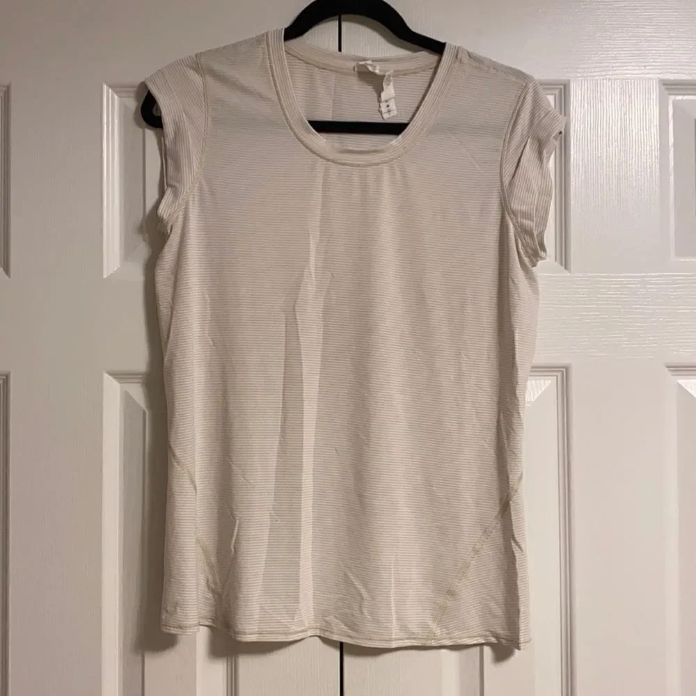 Lululemon MuscleโTankย Topโ-โIvoryโw/โDottedโLines